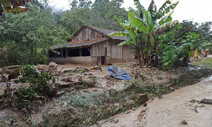 Rompimento de lagoa deixa rastro de destruição em SC