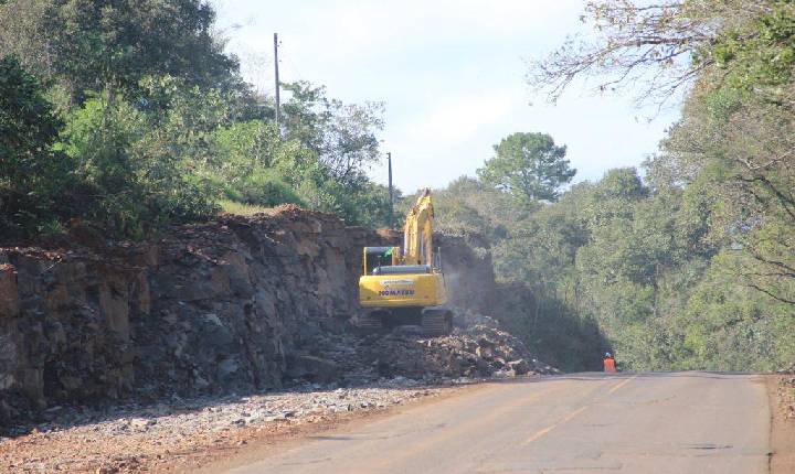 Carro com placas de Xavantina capota na SC-155 entre Seara e Itá