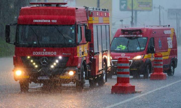 Seis cidades decretam emergência devido a chuva intensa no litoral de SC