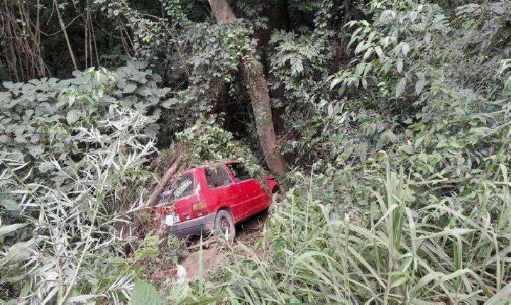 Três pessoas feridas em saída de pista de Fiat/Uno no interior de Ipumirim