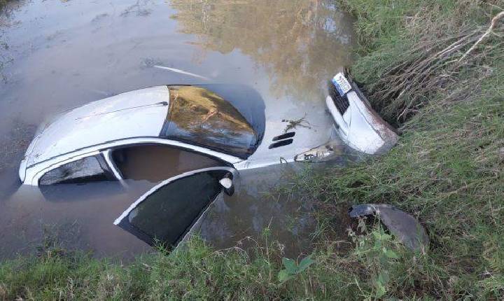 Veículo cai em açude após acidente em Xavantina