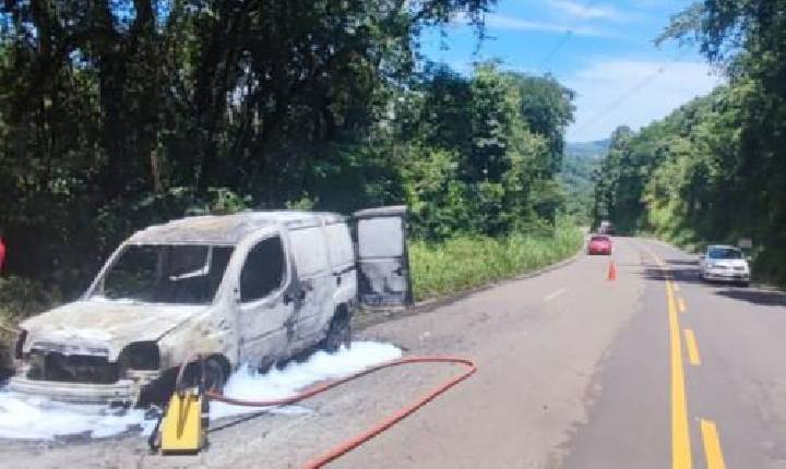 Veículo fica totalmente destruído após pegar fogo e rodovia no Oeste de SC