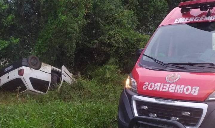 Veículo ocupado por jovem de 27 anos capota na BR-282