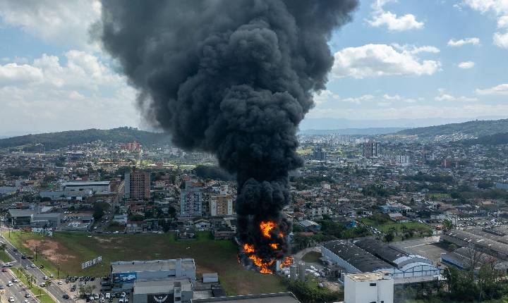 Incêndio de grandes proporções em indústria mobiliza mais de 40 bombeiros