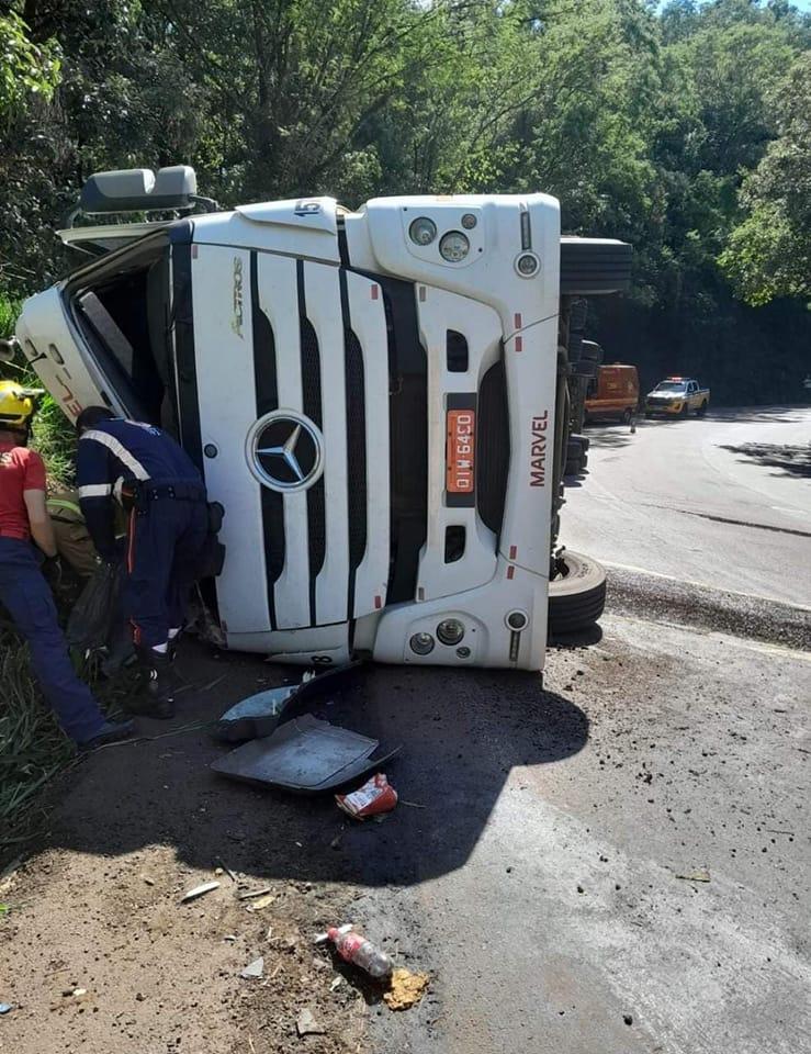 URGENTE: Caminhoneiro Morre Após Tombamento De Carreta No Goio-Ên ...