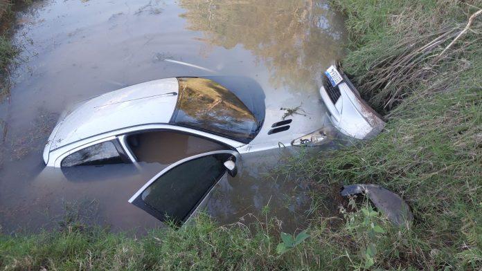 Veículo cai em açude após acidente em Xavantina