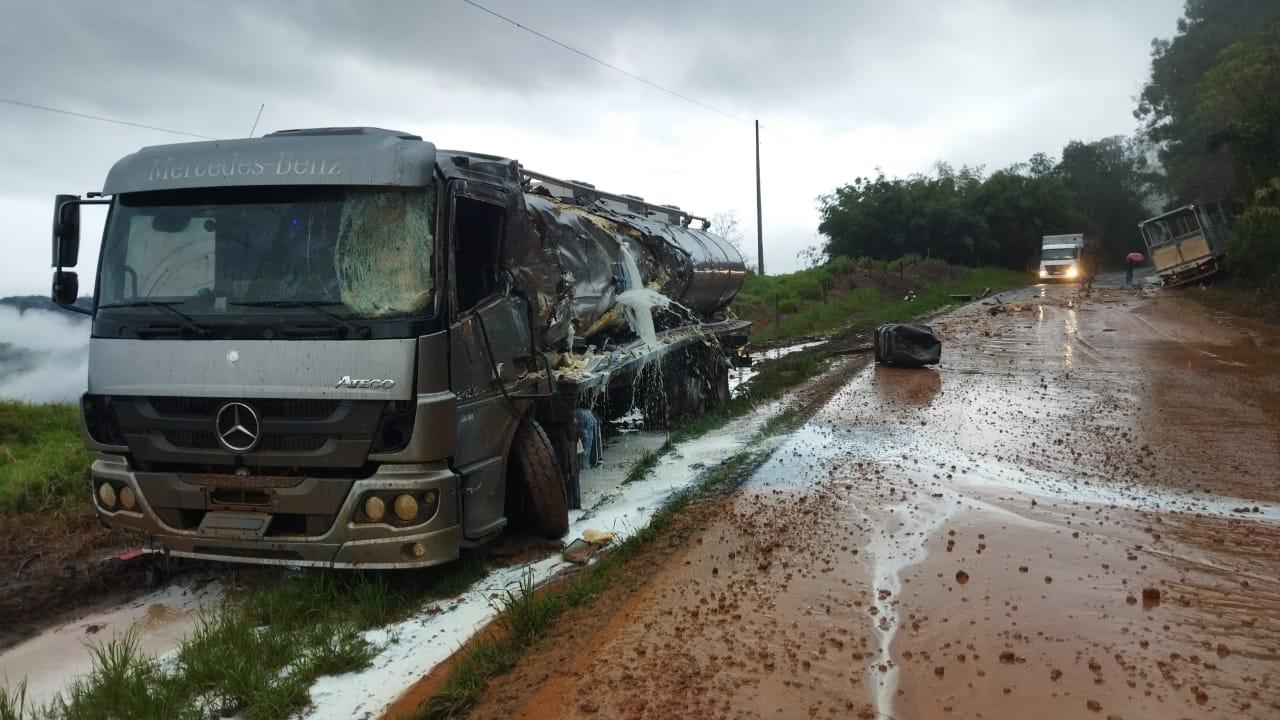 Caminhões colidem na SC-155 entre Seara e Xavantina