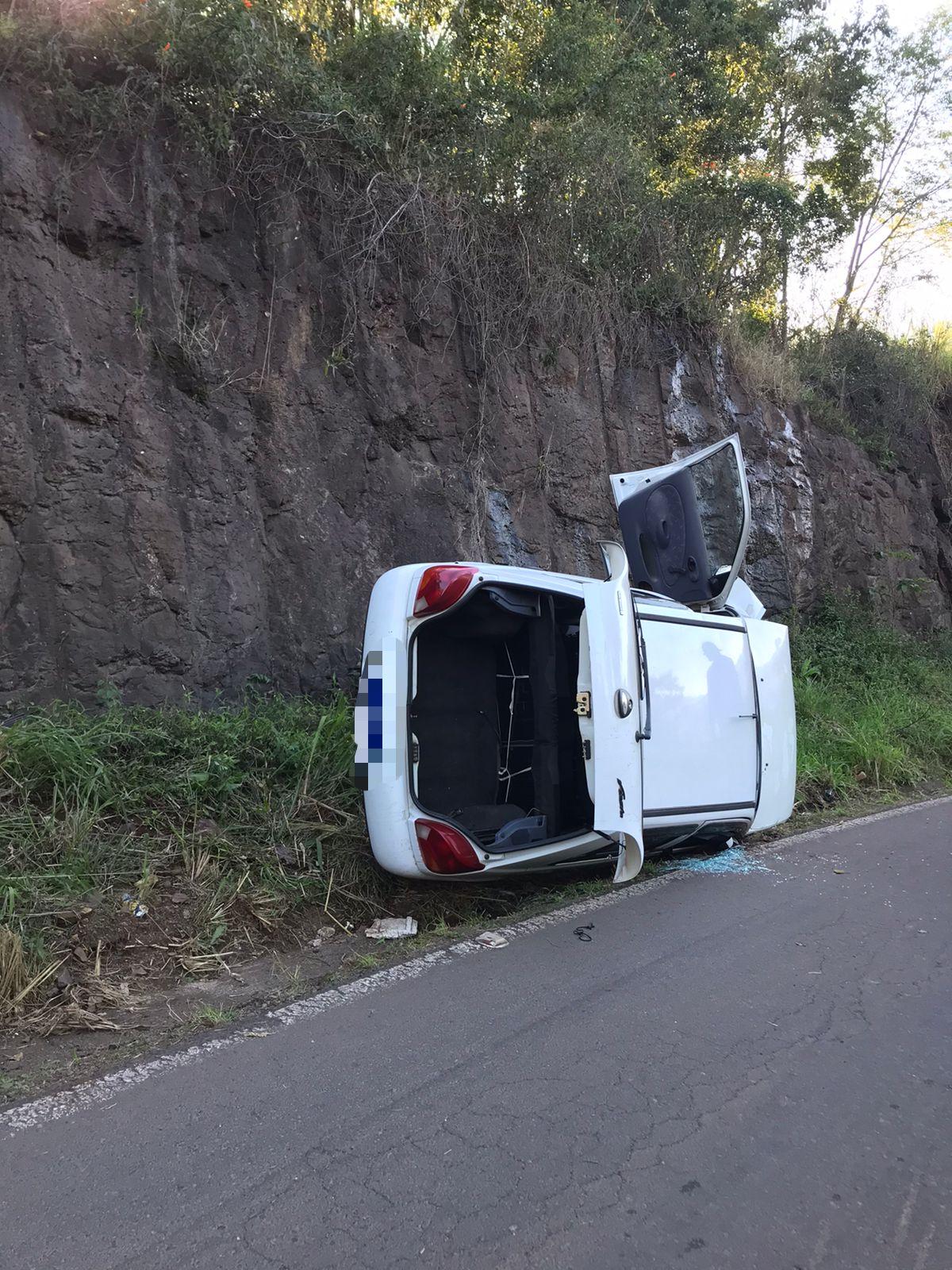 Carro com placas de Xavantina capota na SC-155 entre Seara e Itá