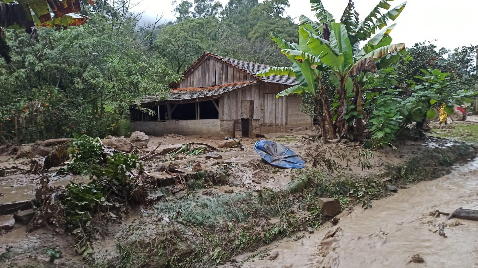 Rompimento de lagoa deixa rastro de destruição em SC