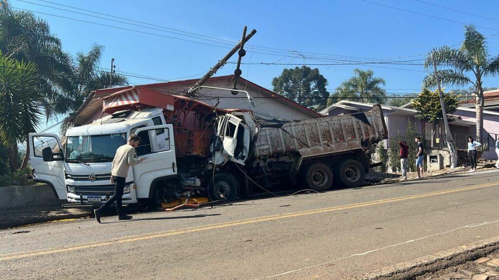 Grave acidente entre dois caminhões deixa uma pessoa ferida no Oeste de SC