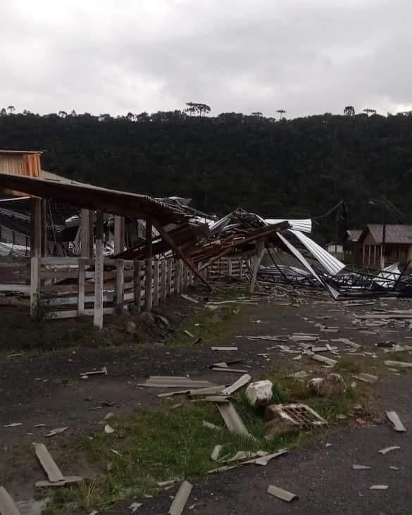 IMAGENS: Temporal em Santa Catarina causa estragos e bloqueia trânsito em rodovias