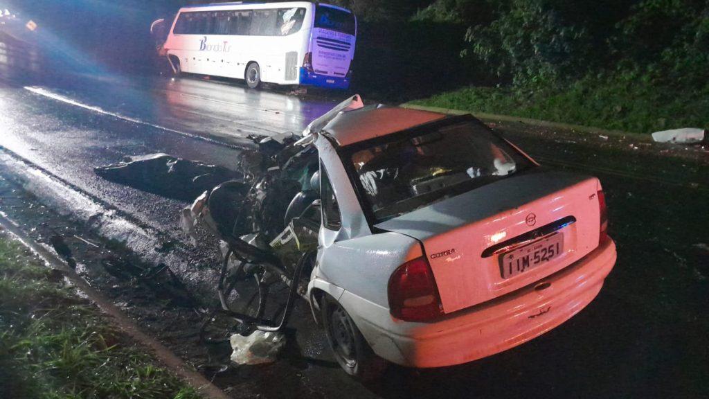 Acidente entre ônibus e veículo deixa uma vítima fatal na BR-282