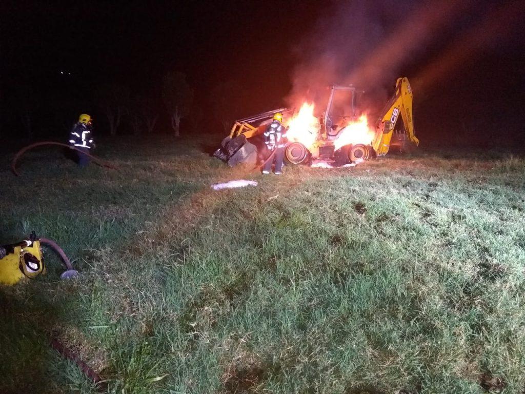 Bombeiros controlam incêndio em retroescavadeira, em Chapecó