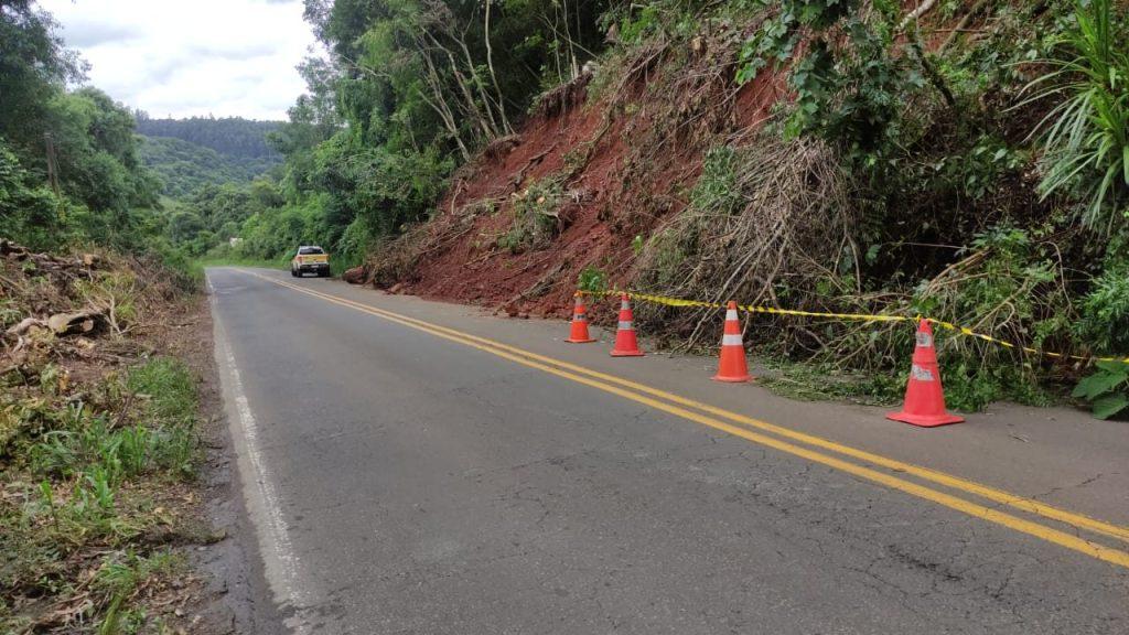 Queda de barreira deixa SC-155 entre Xavantina e Xanxerê em meia pista