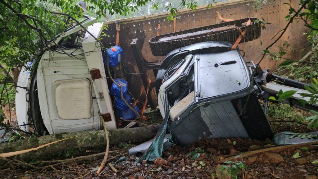 Caminhão fica sem freios e motorista pula do veículo entre Chapecó e Arvoredo