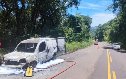 Veículo fica totalmente destruído após pegar fogo e rodovia no Oeste de SC