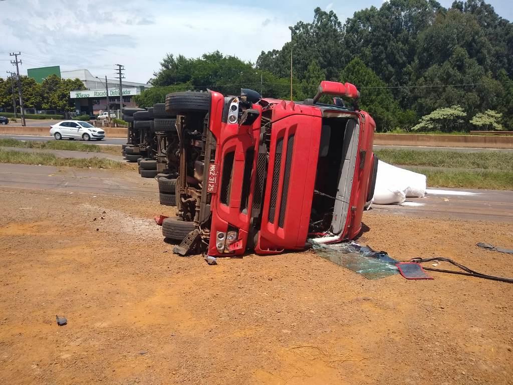 Bitrem tomba no acesso a Chapecó e espalha carga na pista