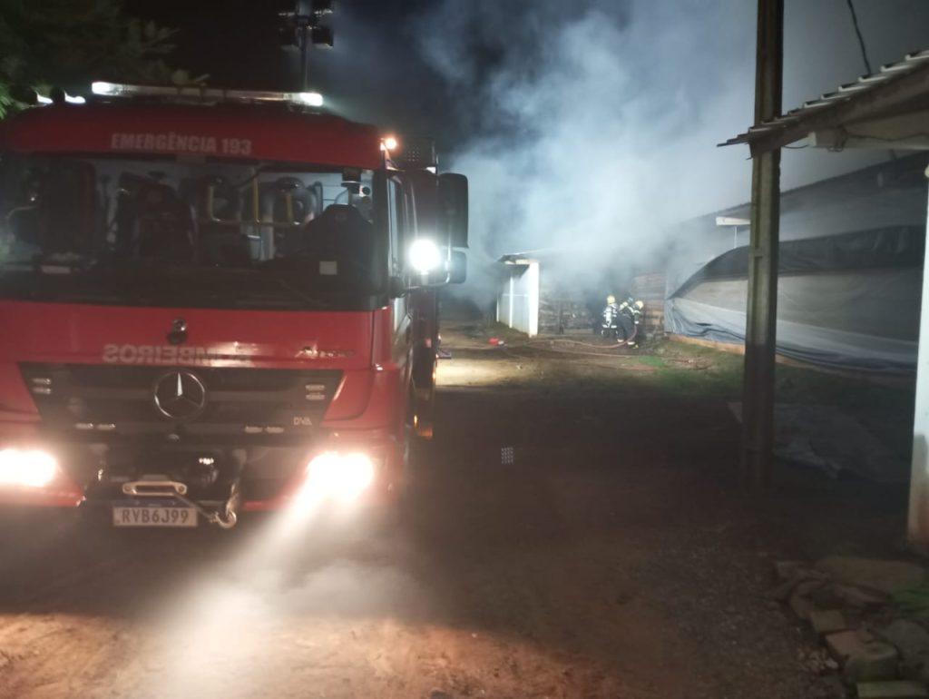 Bombeiros combatem incêndio em aviário no interior de Itá