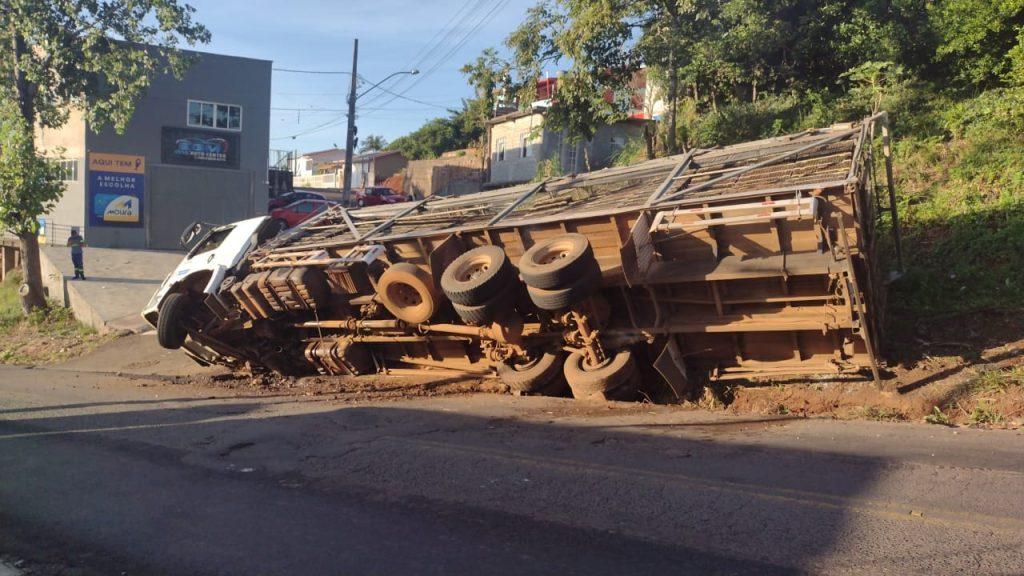 Caminhão carregado com frangos tomba no acesso a Seara