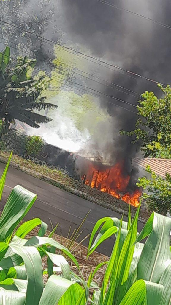 Caminhão é destruído por incêndio no município de Itá