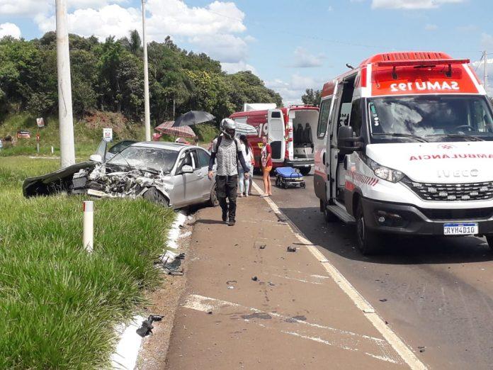 Cinco pessoas feridas em colisão entre carro e carreta no trevo de acesso à Rancho Grande