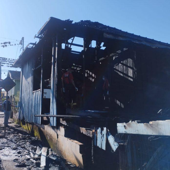 Corpo carbonizado é localizado em casa destruída pelo fogo no bairro dos Industriários