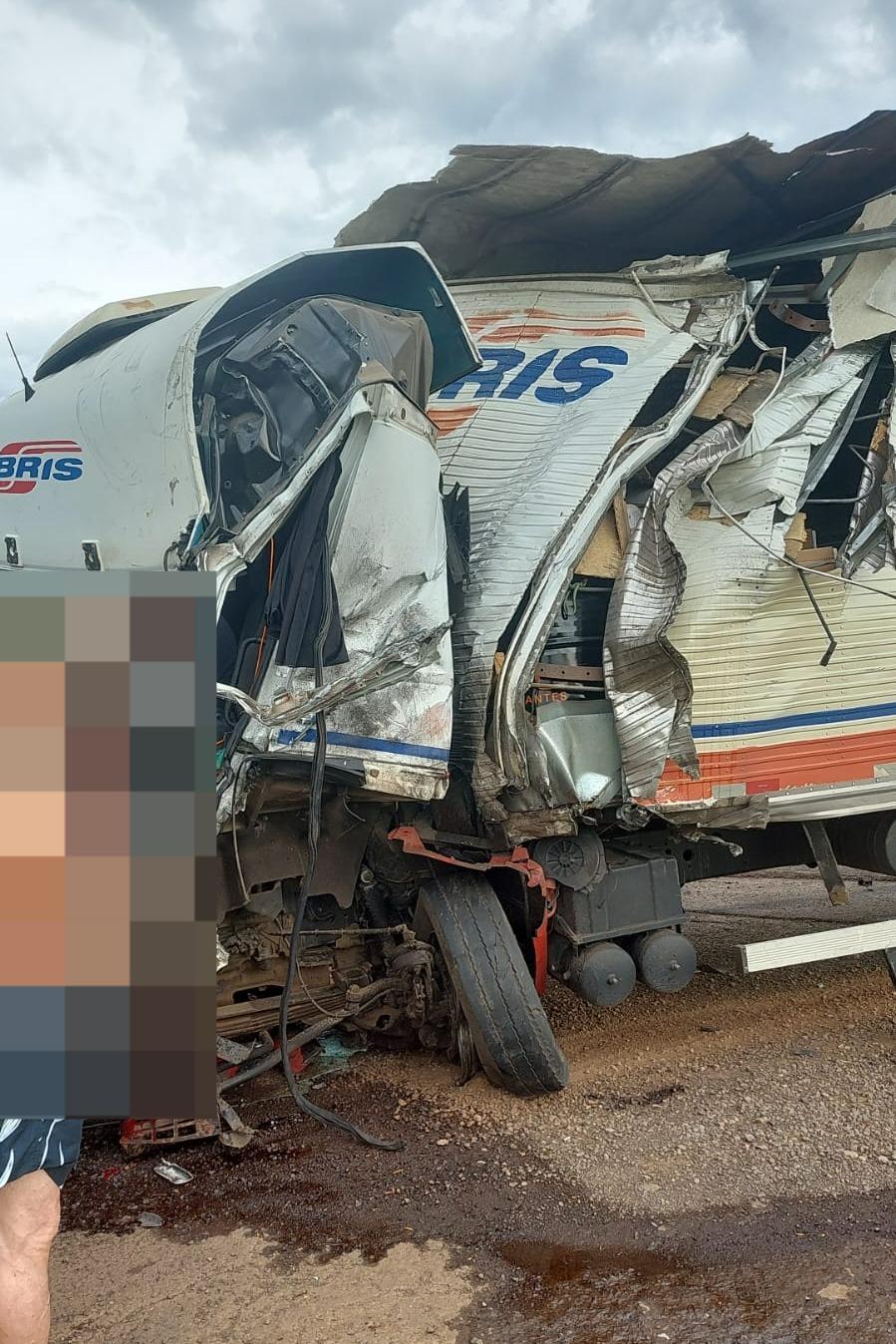 Motorista sofre lesões graves na perna em colisão entre dois caminhões em Vargeão