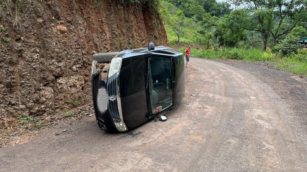 Mulher sofre ferimentos leves após tombar veículo no município de Seara