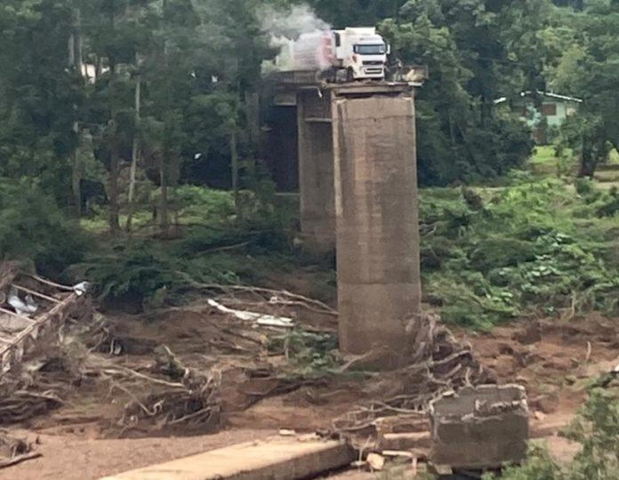 Por um triz, carreta de Concórdia não cai de ponte levada pela enxurrada no RS