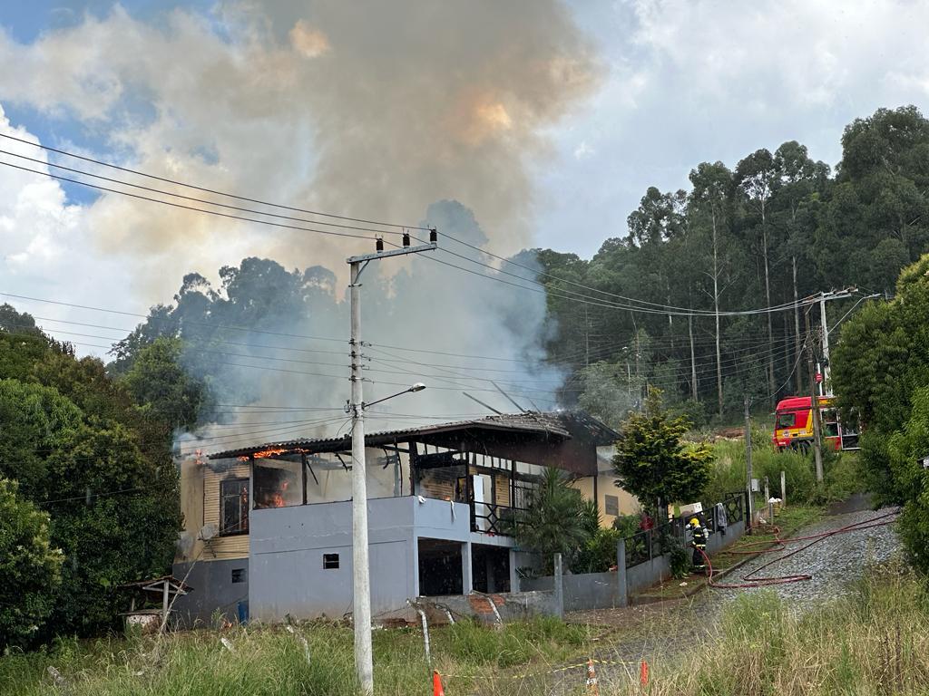 Residência é a atingida por incêndio em Ponte Serrada