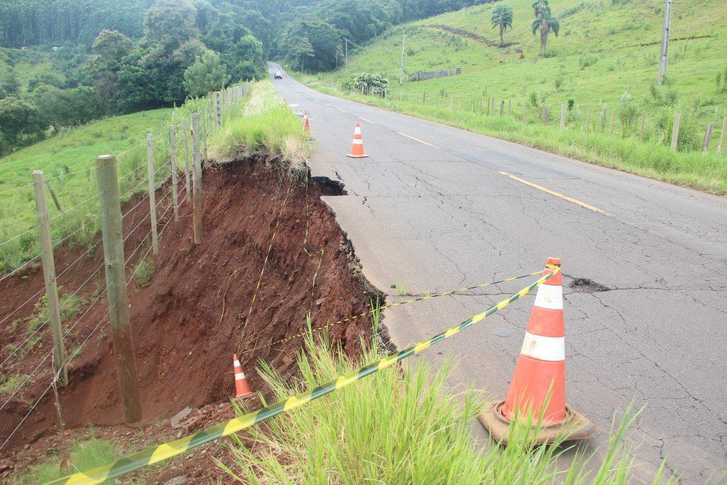 SC-283 em linha São Paulo segue com risco de desmoronamento