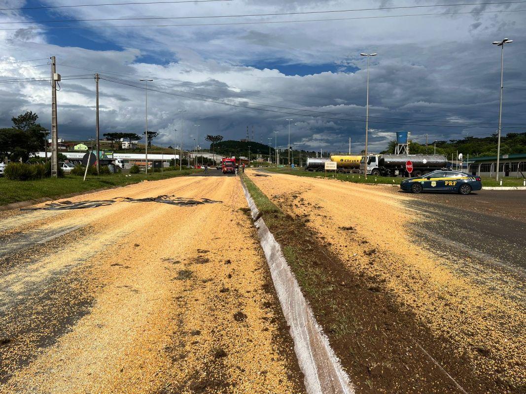 Trânsito flui em meia pista na BR-282, proximidades da Femi, em Xanxerê, após carga de milho derramar sobre a via