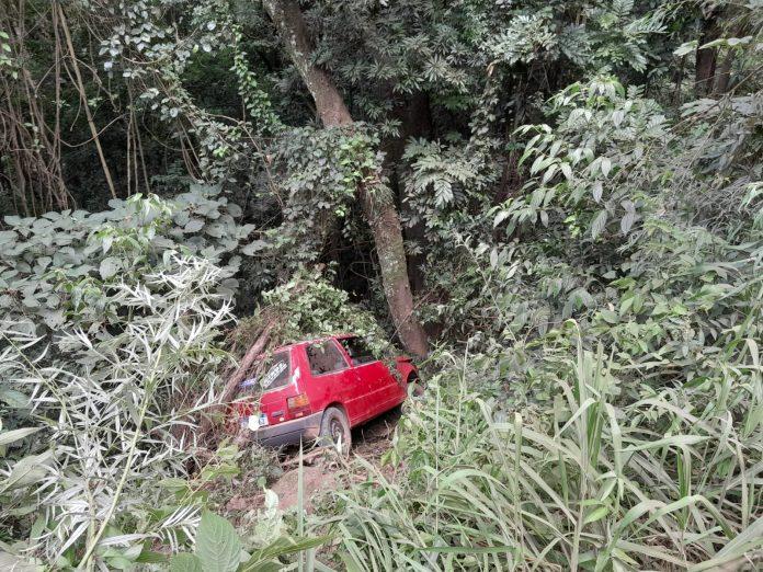 Três pessoas feridas em saída de pista de Fiat/Uno no interior de Ipumirim