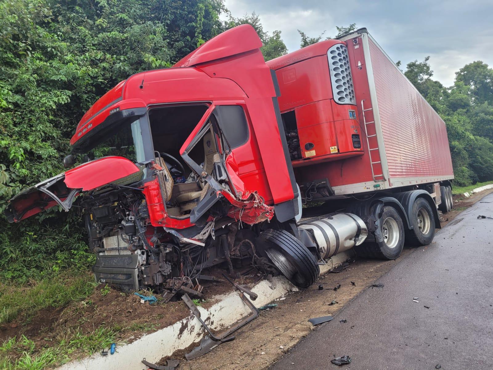 Motoristas são encaminhados ao hospital após colisão entre carro e carreta em Xaxim