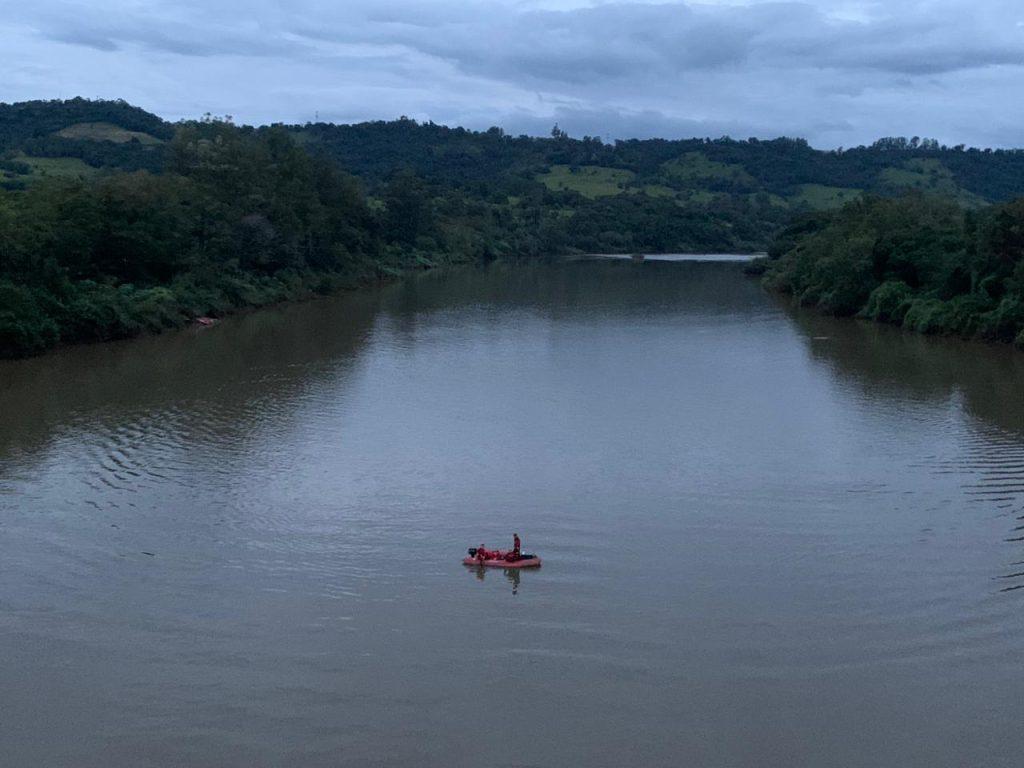 Buscas por homem desaparecido no rio Chapecó serão retomadas nesta terça-feira