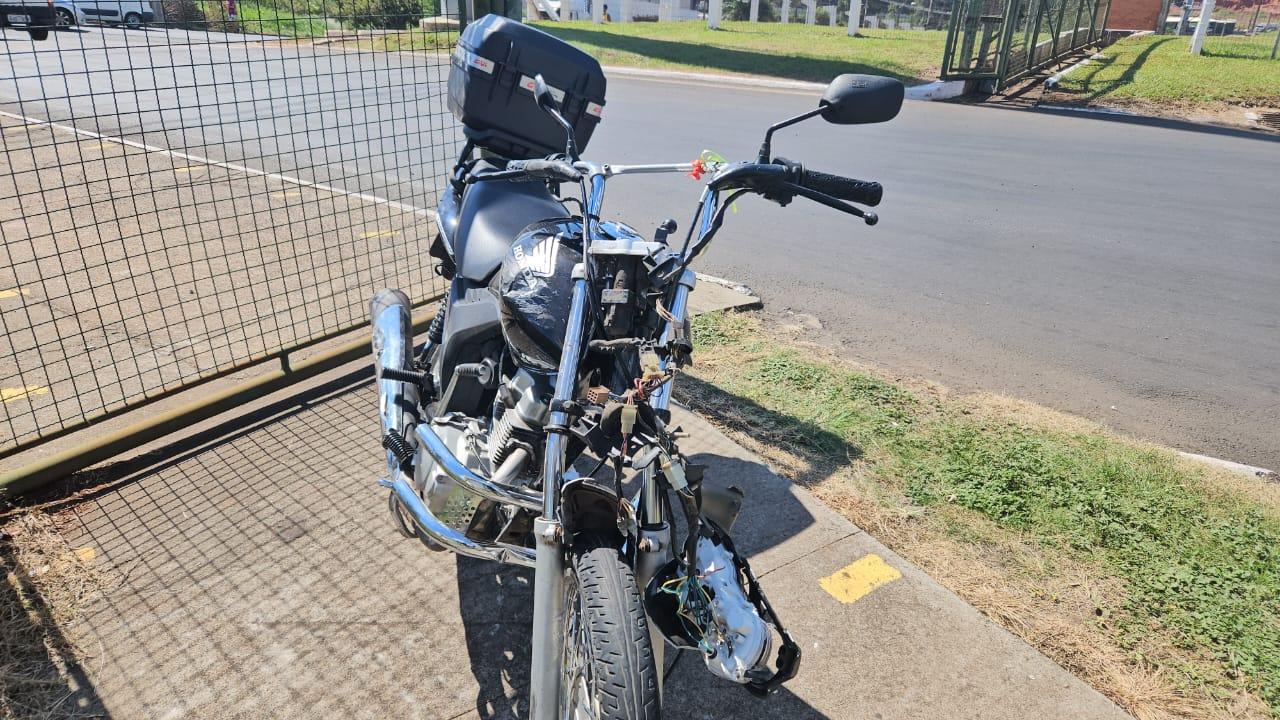 Colisão entre carreta e moto deixa jovem gravemente ferido e causa transtorno no trânsito em Chapecó