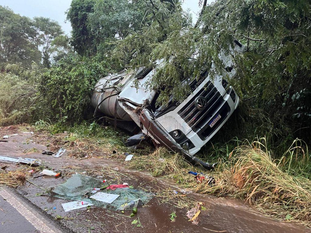 Família fica ferida após caminhão tombar na BR 282, em Chapecó