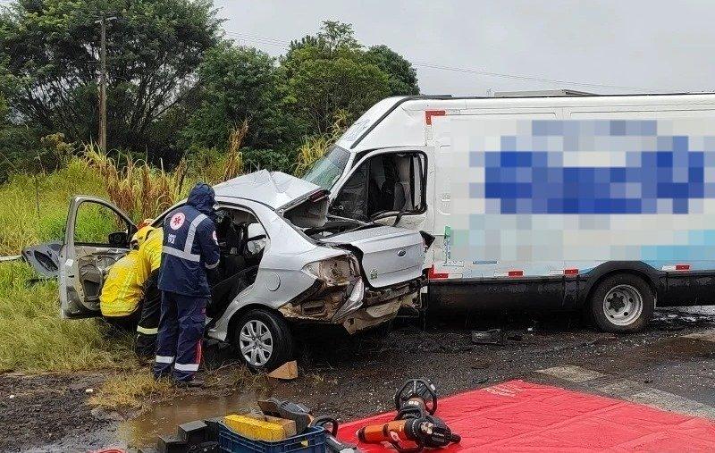 Homens morrem em grave colisão entre veículos na BR-282