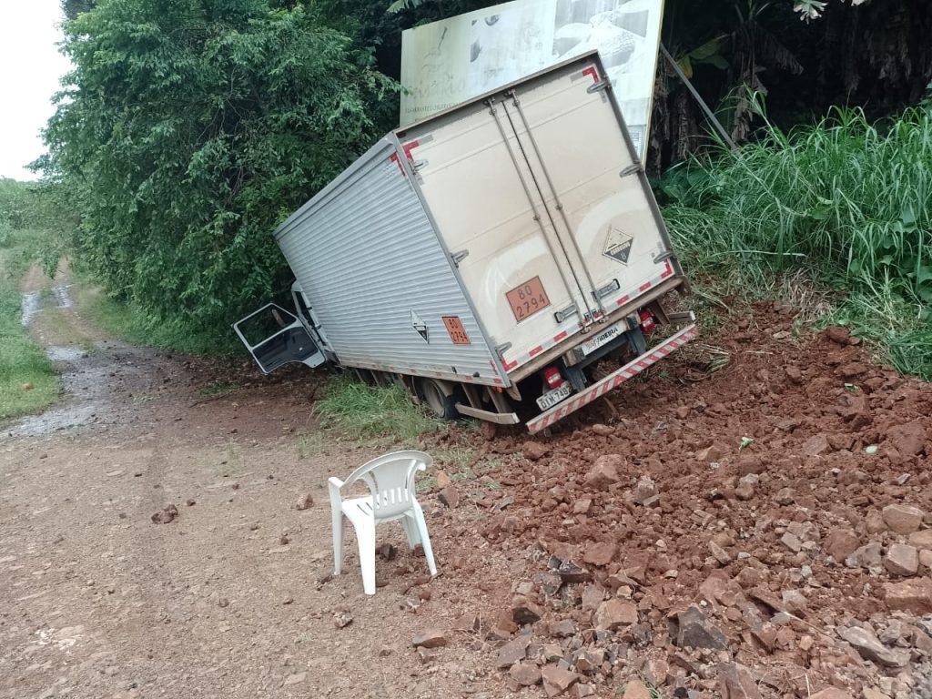 Após colisão lateral, caminhão sai da pista em Seara