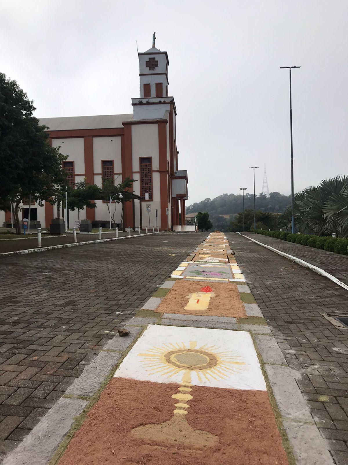 Confecção do Tapete de Corpus Christi, realizado na manhã desta quinta-feira (30/05) em frente à Igreja Matriz