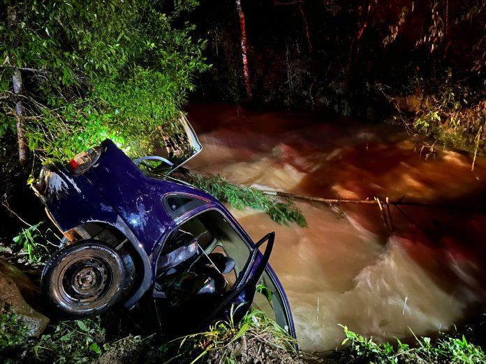 Motorista morre após carro sair da pista e despencar em rio no interior de Seara