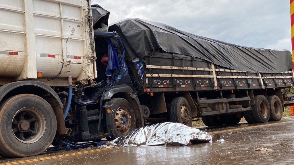 Colisão traseira deixa caminhoneiro morto na BR-163, em Dionísio Cerqueira