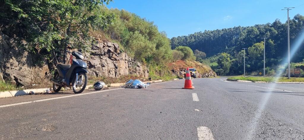 Homem morre em acidente de moto na BR-282 em Chapecó