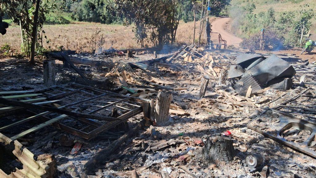 Incêndio destrói residência em linha Verde, interior de Paial