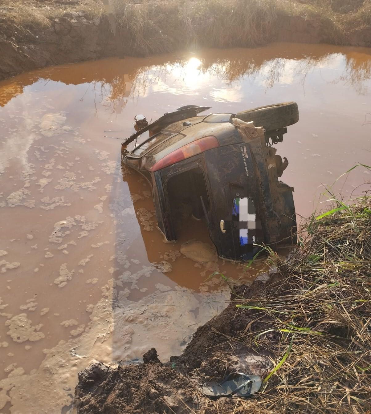 Motorista morre após carro capotar em fosso de drenagem no interior de Abelardo Luz