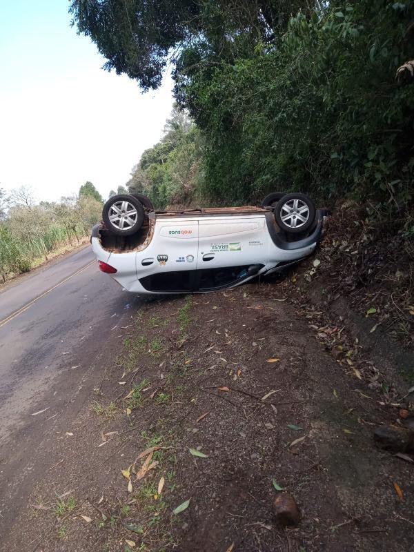 Veículo da prefeitura de Itá capota no interior do município