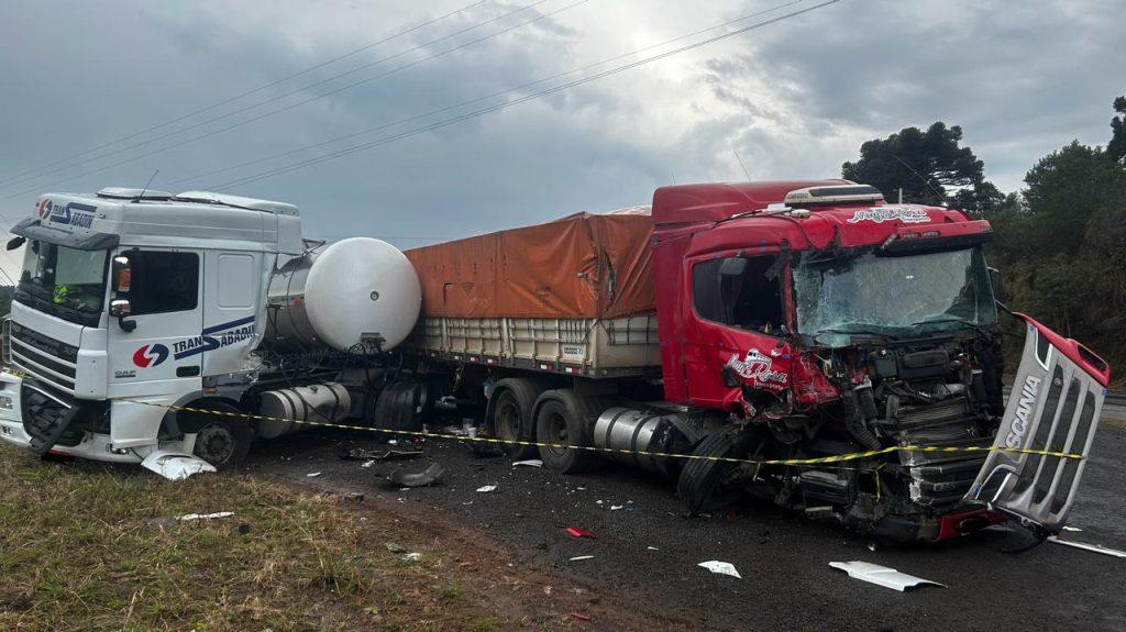 Acidente entre três caminhões deixa uma pessoa ferida no Oeste