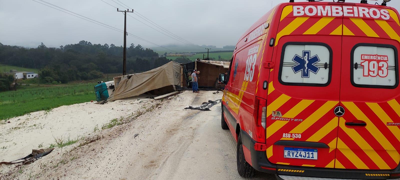 Carreta tomba na pista e bloqueia trânsito em Bom Jesus