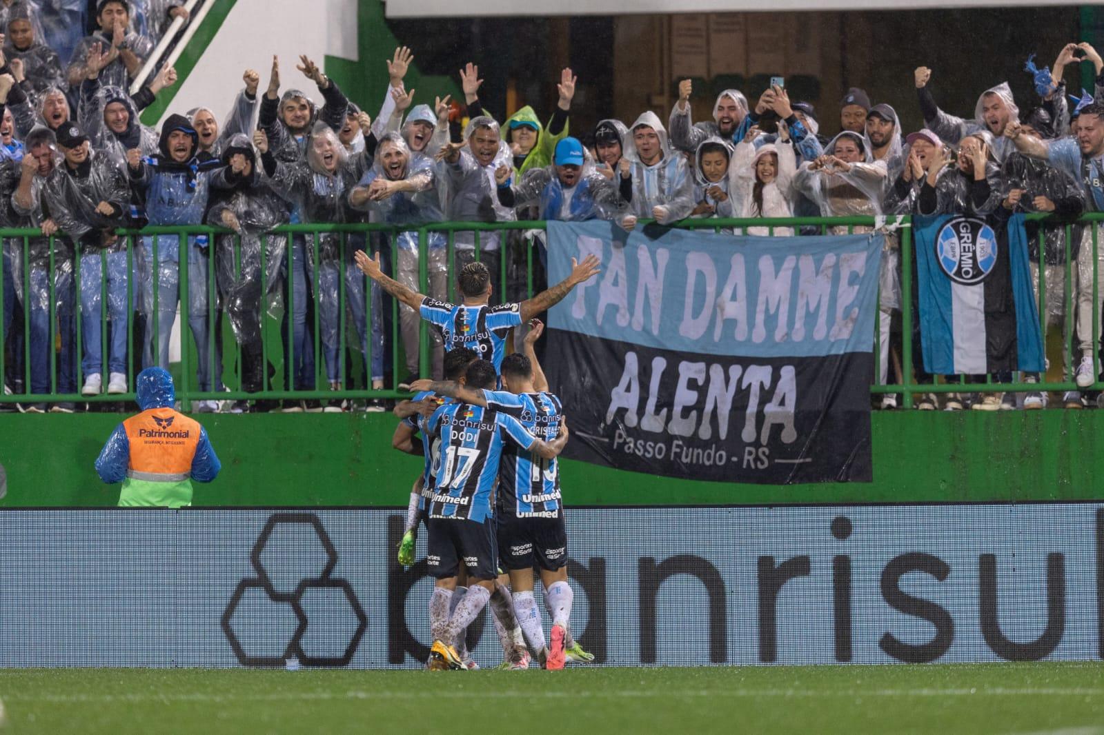 Jogando em Chapecó, Grêmio vence Vasco e deixa a zona de rebaixamento