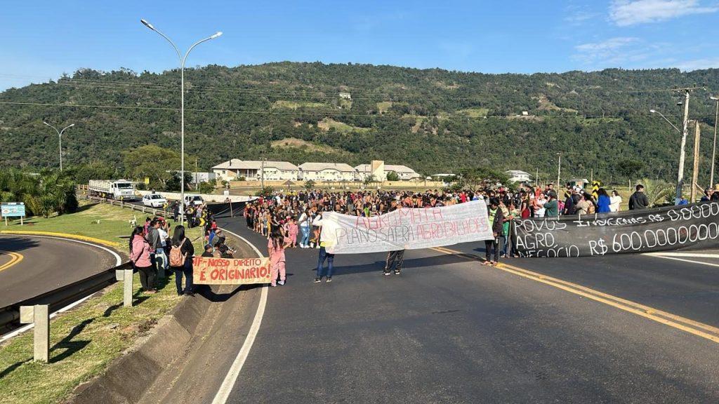 Protesto indígena bloqueia SC-480 em Chapecó